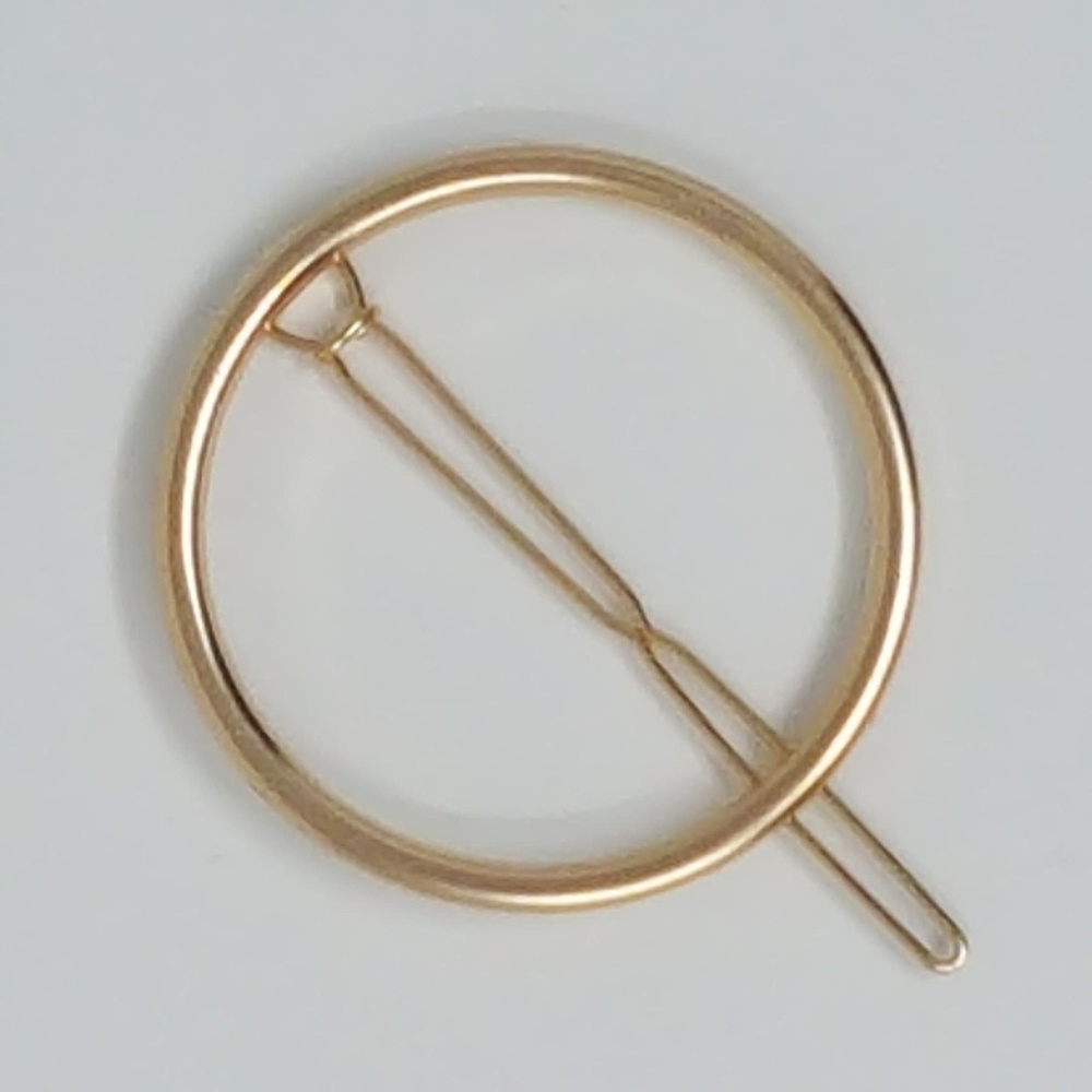 1 gold and 1 silver circle shaped metal hair pin